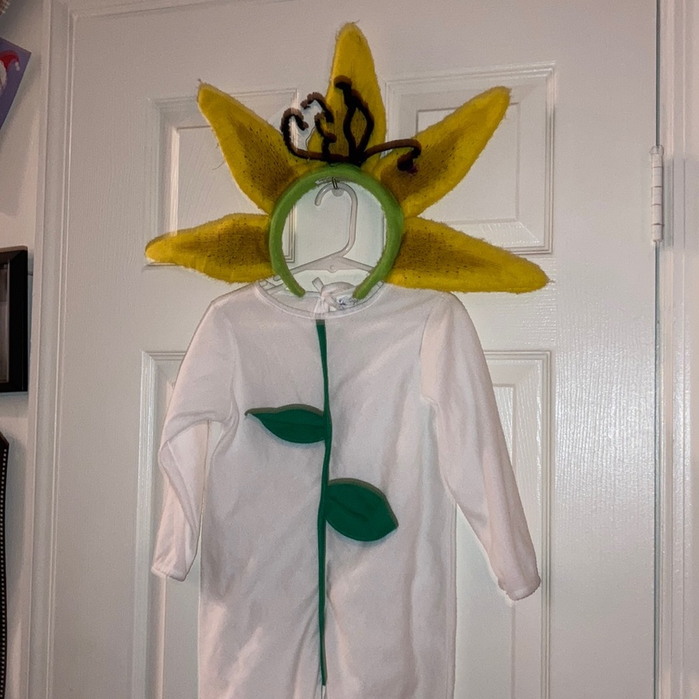 Retro flower costume size 4t by Candlesticks